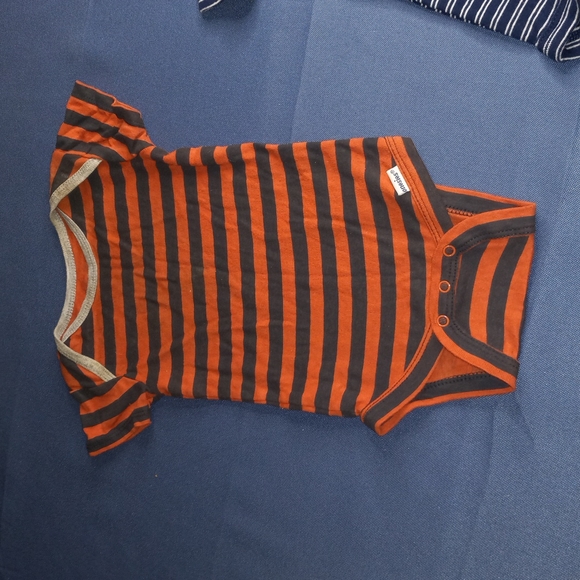 3 bodysuits - Picture 3 of 4